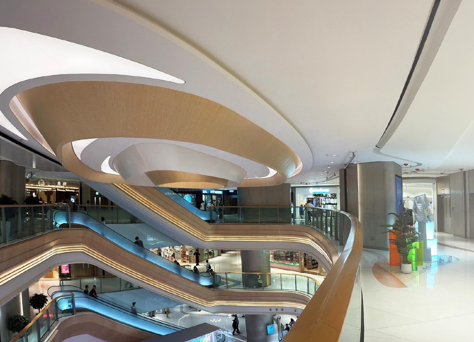 The Southside 商場內部 — 多層弧形扶手電梯及現代設計